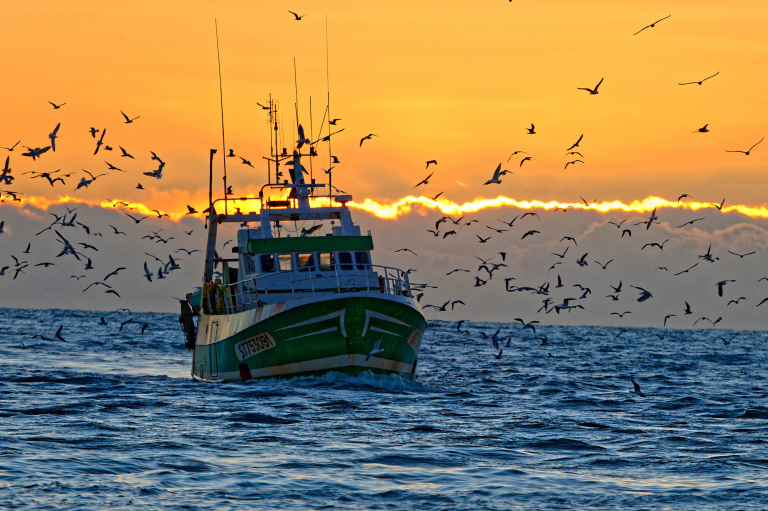 Bateau de pêche en mer Méditerranée