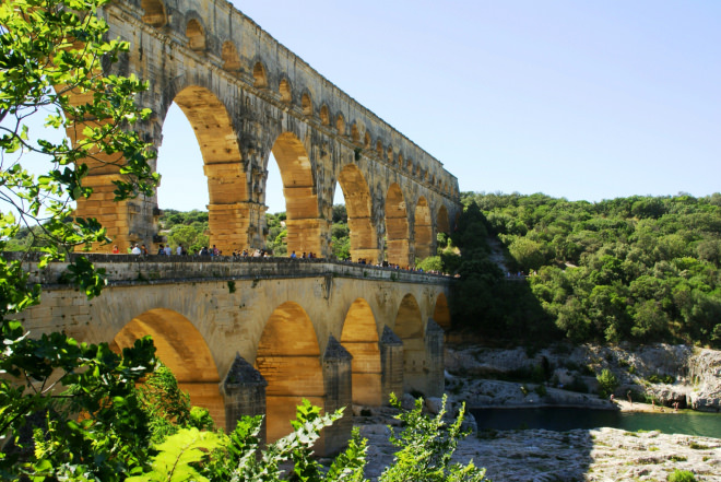 Balade sous les arches du Pont du gard