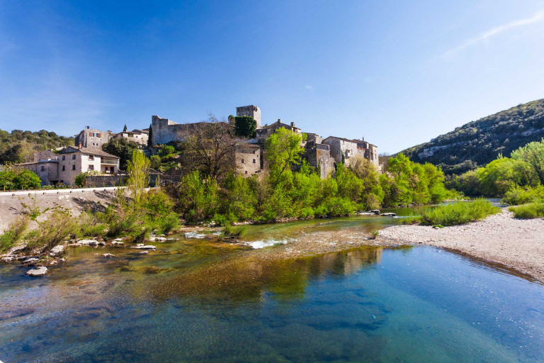 Vue sur le village de Montclus traversé par la Cèze