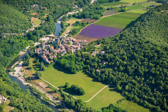 Vue aérienne du village de Montclus avec un champ de lavande
