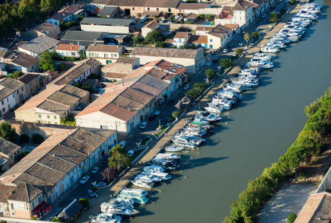 Saint Gilles, port de plaisance sur le Canal du Rhône à Sète