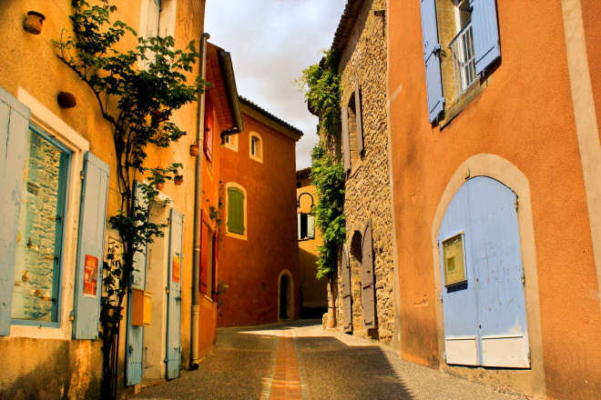 Ruelles et façades ocrées du village de Saint Quentin La Poterie