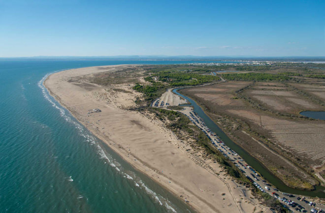 Vue aérienne de la plage de l'Espiguette et son phare