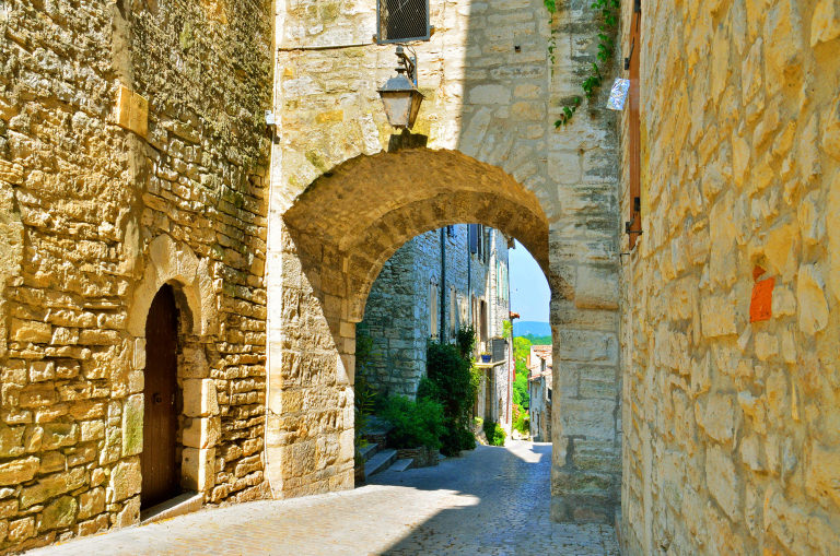 Vézénobres, arche et rue Sabran