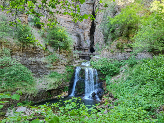 L'Abîme de Bramabieu et sa cascade