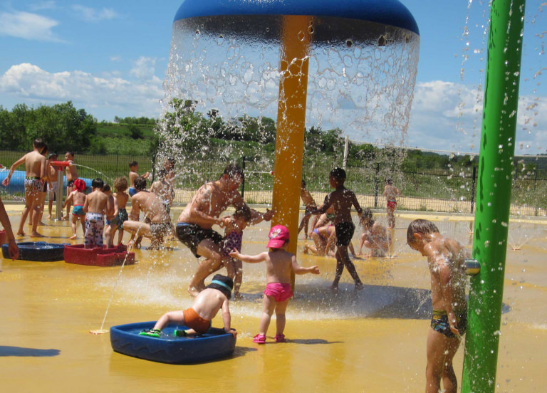 Jeux d’eau pour les tout-petits à Green Park Saint Chaptes