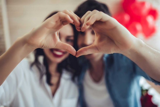 Couple fêtant la Saint Valentin