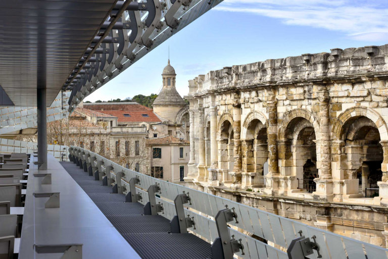 Vue sur les arènes de Nîmes depuis le Musée de la Romanité