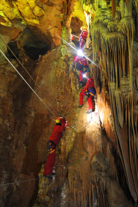 Spéléologie dans le grotte de la Salamandre