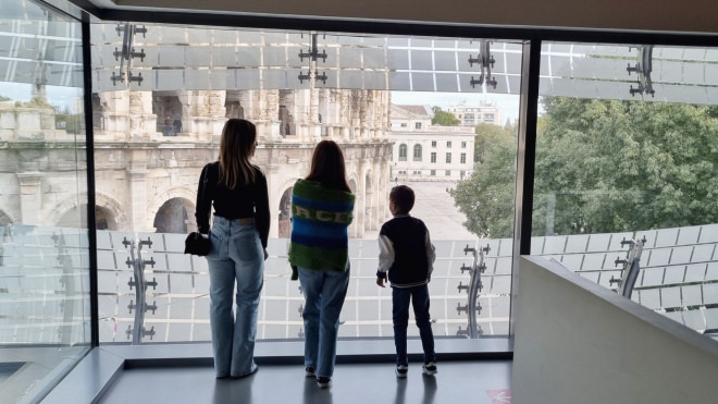 Vue du Musée de la Romanité sur les Arènes